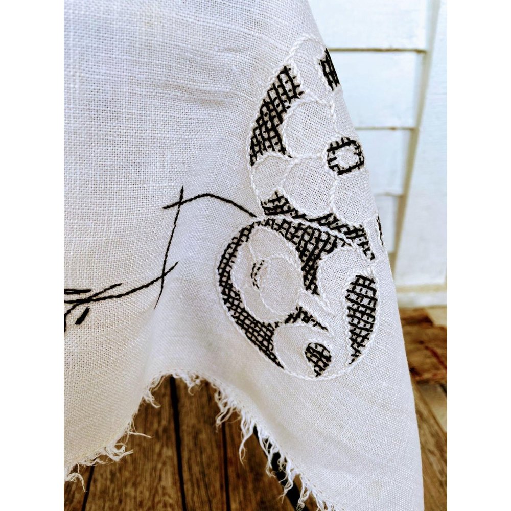 Vintage Flax Linen Embroidery small tablecloth - Picture 7 of 11